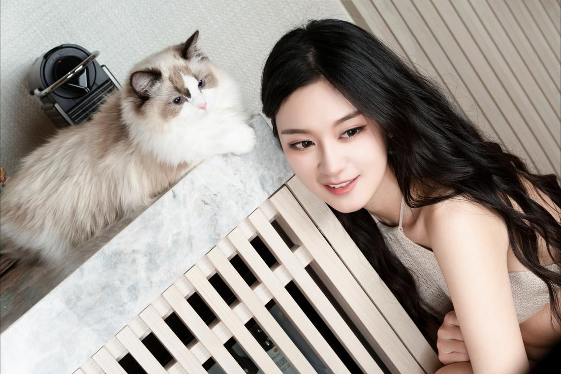 高温“烤”验下的工作者：打捞水草保灌解“渴”